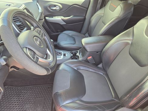 Used 2017 Jeep Cherokee Trailhawk image 15