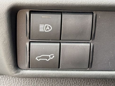 Used 2020 Toyota Highlander XLE FWD image 25