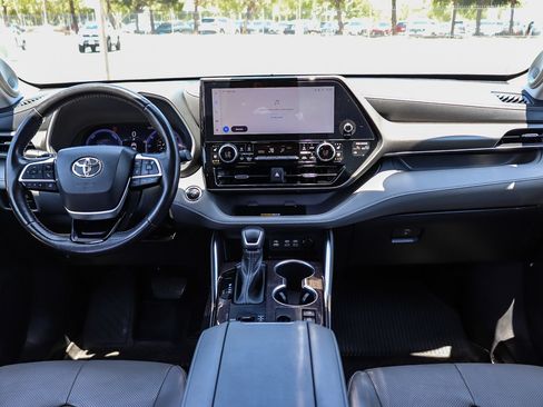 Used 2023 Toyota Highlander Limited AWD/4WD image 15