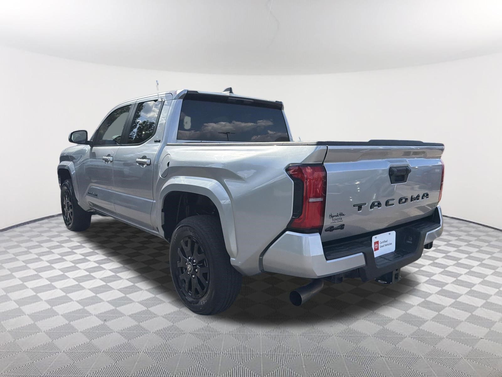 Certified 2025 Toyota Tacoma SR5 AWD/4WD image 15