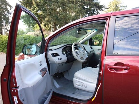 Used 2011 Toyota Sienna XLE w/ Entertainment Pkg image 5