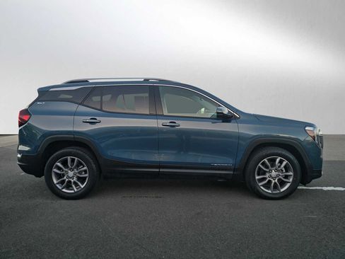 Used 2024 GMC Terrain SLT image 2