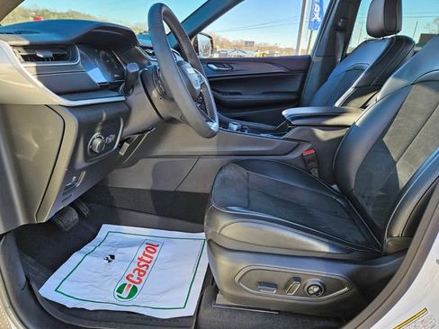 Used 2025 Jeep Grand Cherokee Altitude image 9