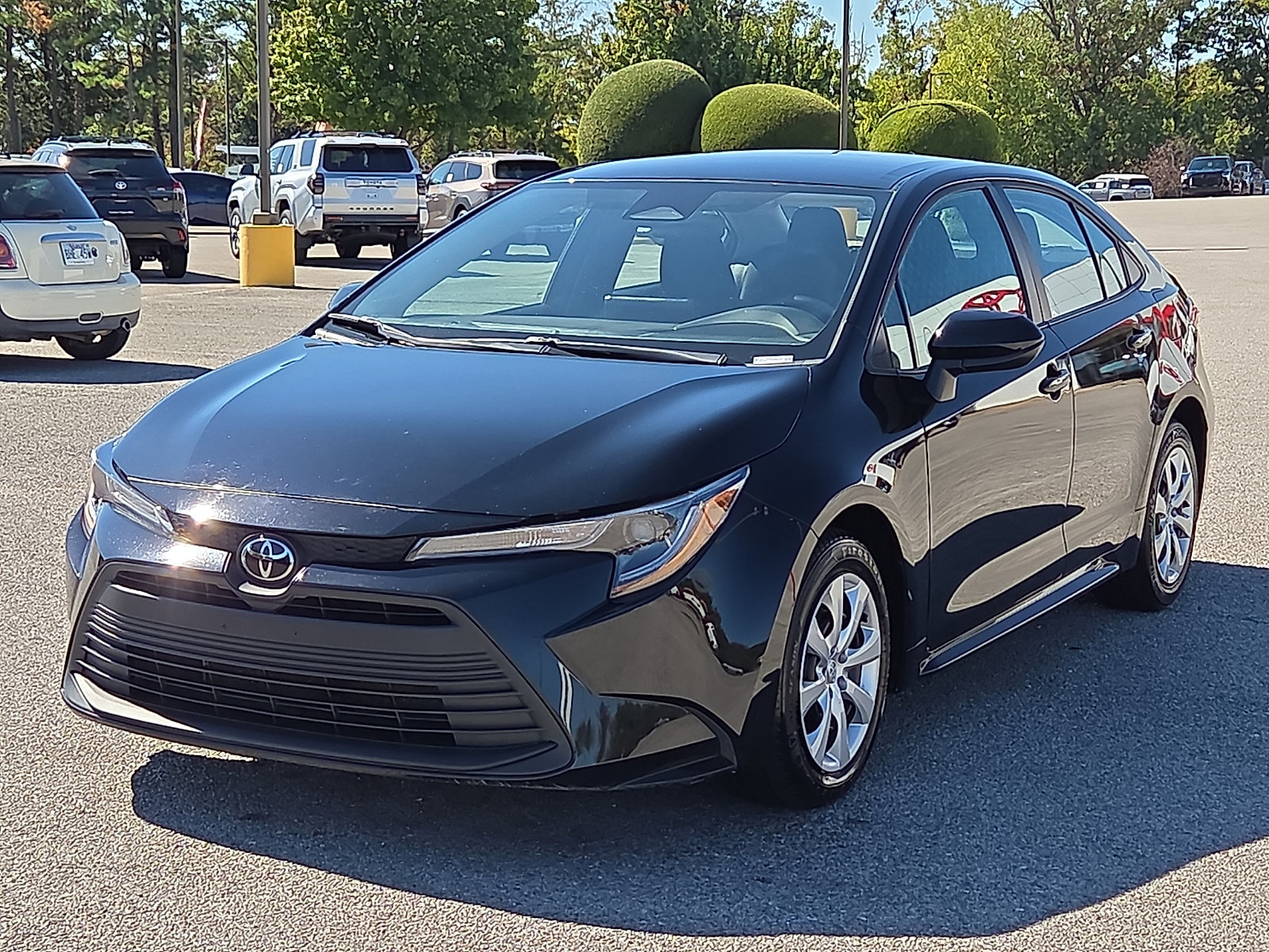 Used 2025 Toyota Corolla LE FWD image 2