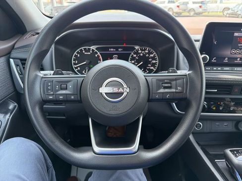 Used 2023 Nissan Rogue S image 10
