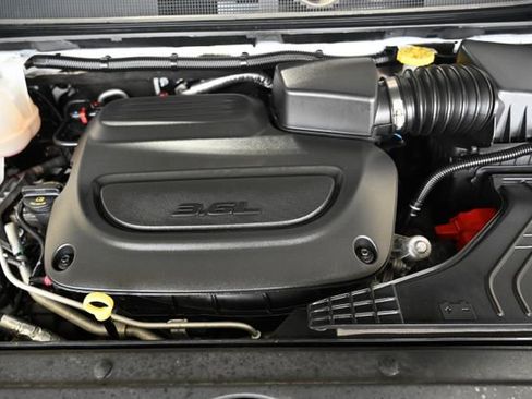 Used 2024 Chrysler Pacifica Touring-L image 31