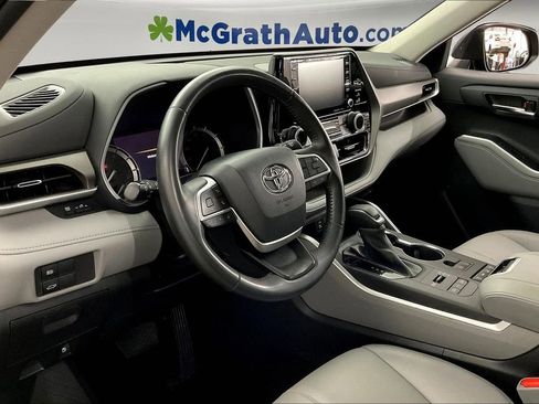 Used 2022 Toyota Highlander XLE image 17