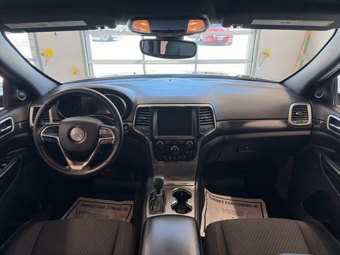 Used 2018 Jeep Grand Cherokee Laredo image 12