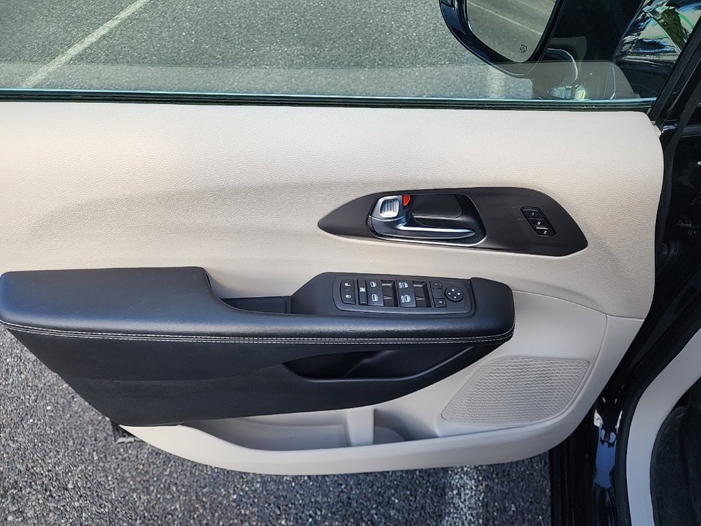 Used 2022 Chrysler Pacifica Touring-L FWD image 10