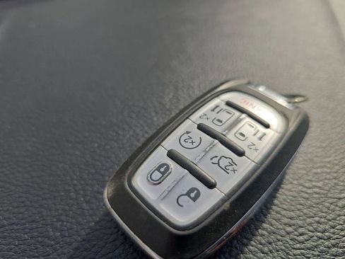 Used 2022 Chrysler Pacifica Limited FWD image 29