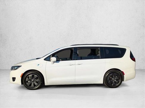 Used 2020 Chrysler Pacifica Touring-L w/ S Appearance Package image 2