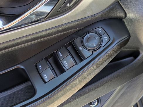 Used 2023 Chevrolet Traverse LT FWD image 11