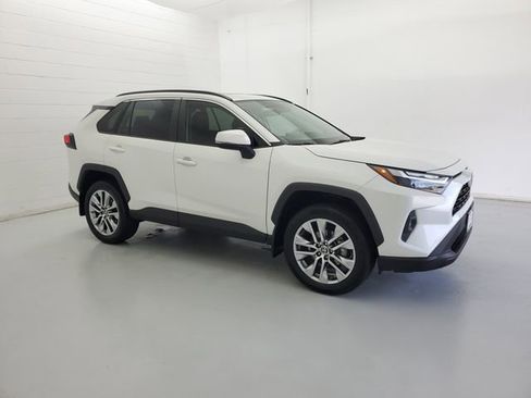 Used 2022 Toyota RAV4 XLE Premium image 4