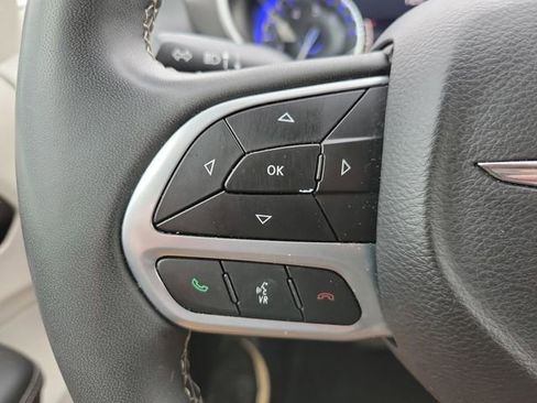 Used 2024 Chrysler Pacifica Touring-L FWD image 27