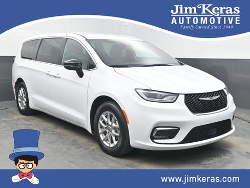 Used 2025 Chrysler Pacifica Select image 1