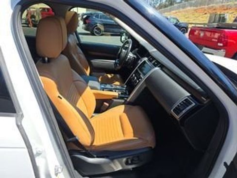 Used 2018 Land Rover Discovery HSE image 6