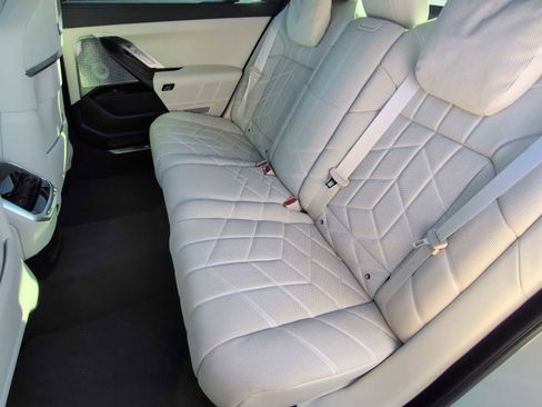 Certified 2023 BMW i7 xDrive60 w/ Executive Package 2 image 21