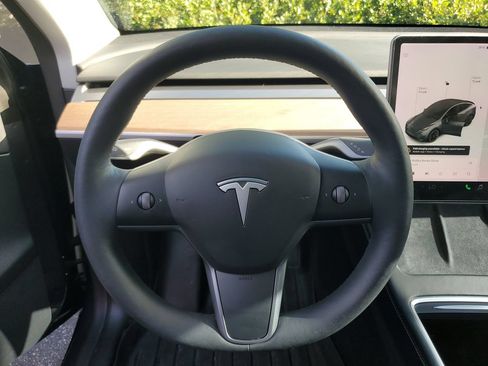 Used 2021 Tesla Model Y Long Range AWD/4WD image 21