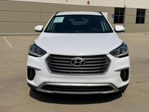 Used 2017 Hyundai Santa Fe SE FWD image 2