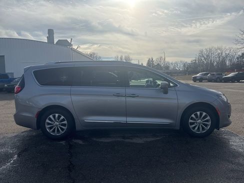 Used 2018 Chrysler Pacifica Touring-L image 6