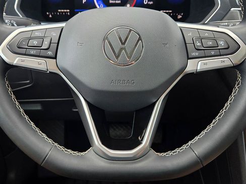Certified 2022 Volkswagen Tiguan SE w/ Panoramic Sunroof Package FWD image 24