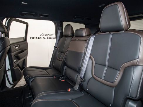Used 2025 Nissan Armada SL RWD image 43