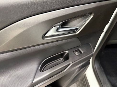 New 2026 Chevrolet Equinox EV LT image 18