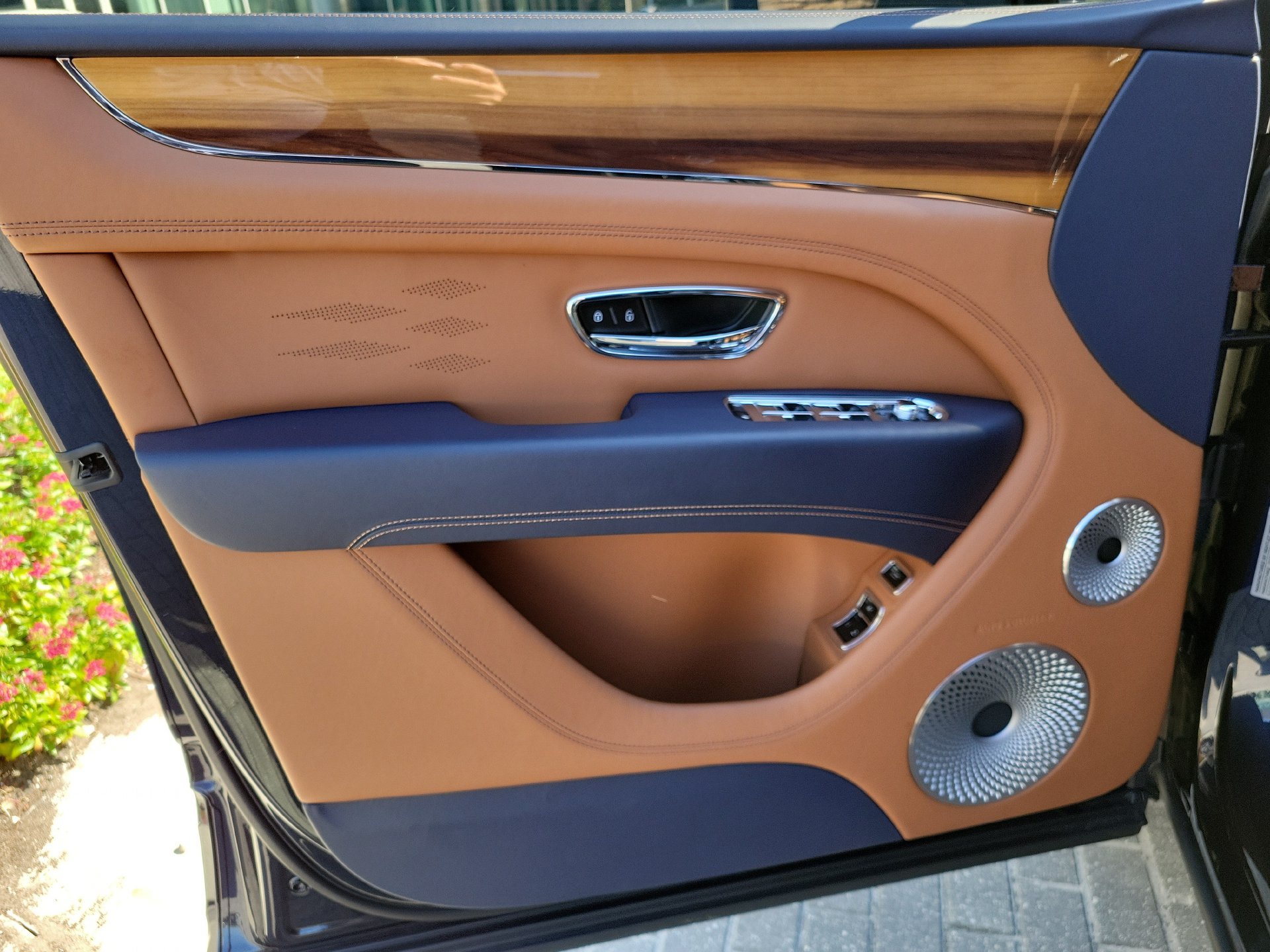 Certified 2025 Bentley Bentayga Extended Wheelbase AWD/4WD image 21