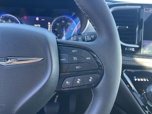 Used 2025 Chrysler Pacifica Limited image 24