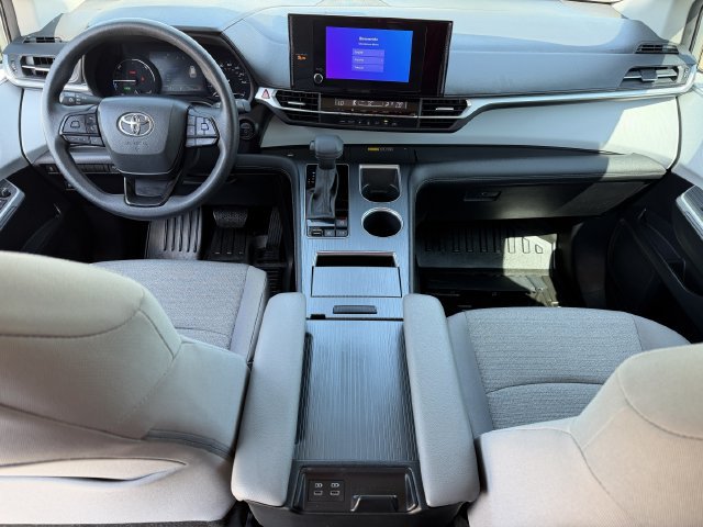 Used 2025 Toyota Sienna LE FWD image 10