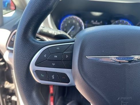 Used 2020 Chrysler Pacifica Touring FWD image 19