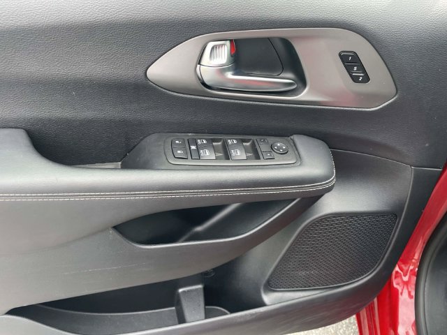 Used 2025 Chrysler Pacifica Select FWD image 16