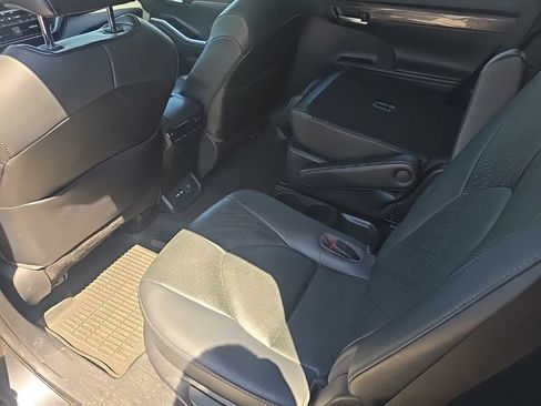 Used 2020 Toyota Highlander Platinum AWD/4WD image 12