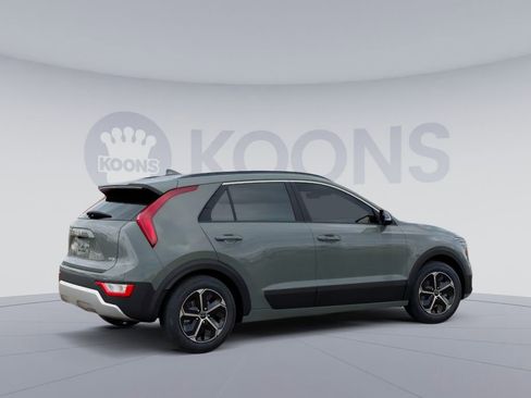 Used 2025 Kia Niro EX w/ EX Cold Weather Package image 8