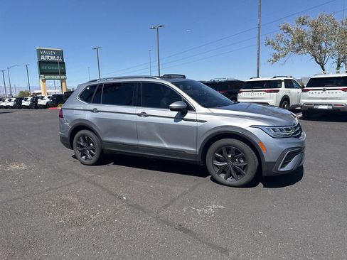 Used 2023 Volkswagen Tiguan SE w/ Panoramic Sunroof Package image 6