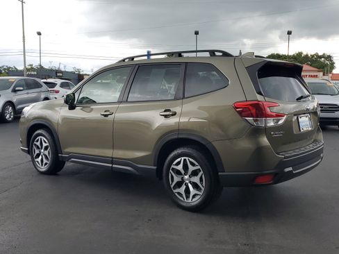 Used 2023 Subaru Forester Premium w/ Popular Package #2 AWD/4WD image 3