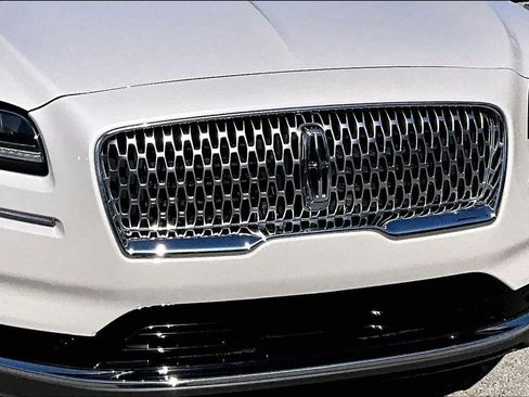 Used 2022 Lincoln Nautilus Reserve AWD/4WD image 11