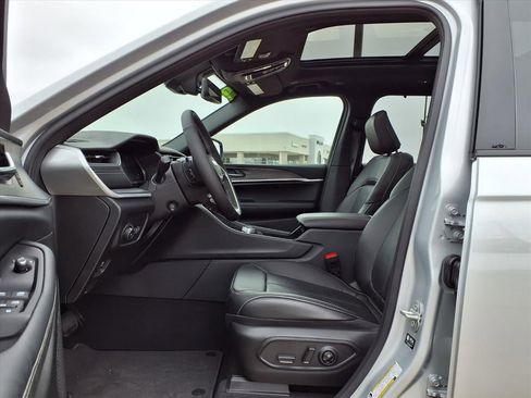 New 2025 Jeep Grand Cherokee L Limited w/ Luxury Tech Group II image 21