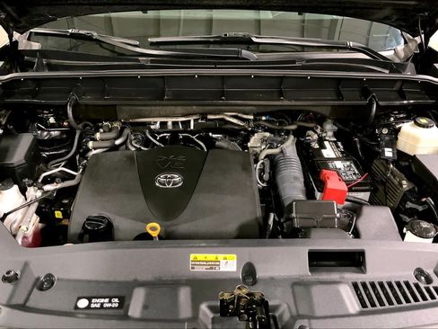 Used 2022 Toyota Highlander XLE AWD/4WD image 32