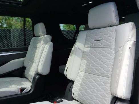 Used 2025 Cadillac Escalade ESV V AWD/4WD image 39