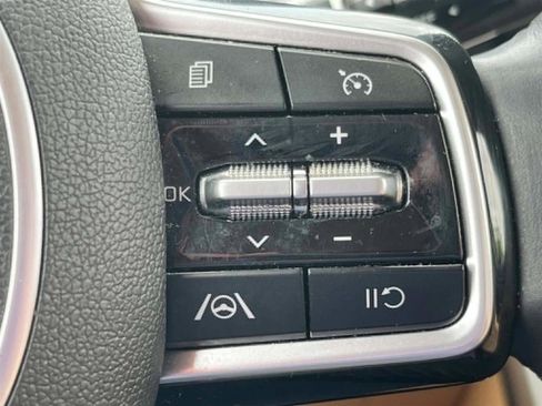 Used 2023 Kia Carnival LX FWD image 24
