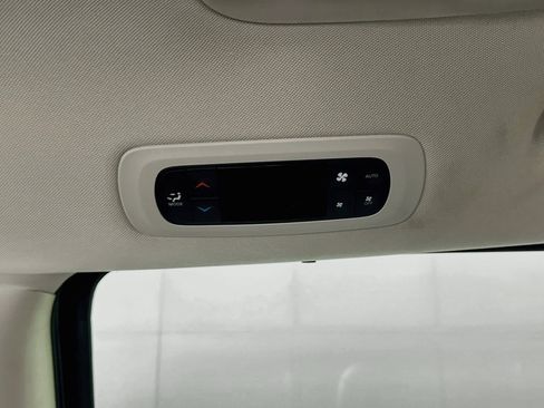 Used 2024 Chrysler Pacifica Touring-L FWD image 25