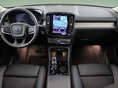 Certified 2025 Volvo XC40 B5 Plus AWD/4WD image 19