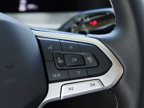 Certified 2025 Volkswagen Tiguan SE FWD image 13