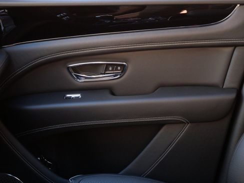 New 2025 Bentley Bentayga AWD/4WD image 13