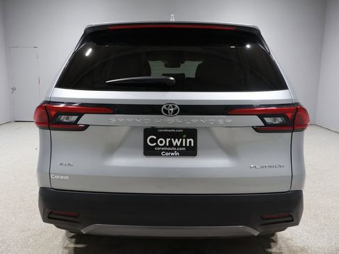 Used 2024 Toyota Grand Highlander Platinum image 3