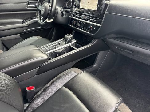 Used 2024 Nissan Pathfinder SL image 16