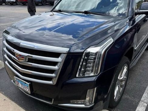Used 2018 Cadillac Escalade Luxury AWD/4WD image 1