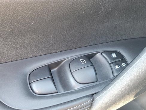 Used 2019 Nissan Rogue S AWD/4WD image 34