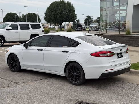 Used 2019 Ford Fusion SE w/ Equipment Group 151A FWD image 4